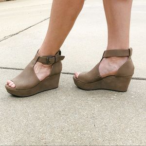 Pierre Dumas  light brown wedges